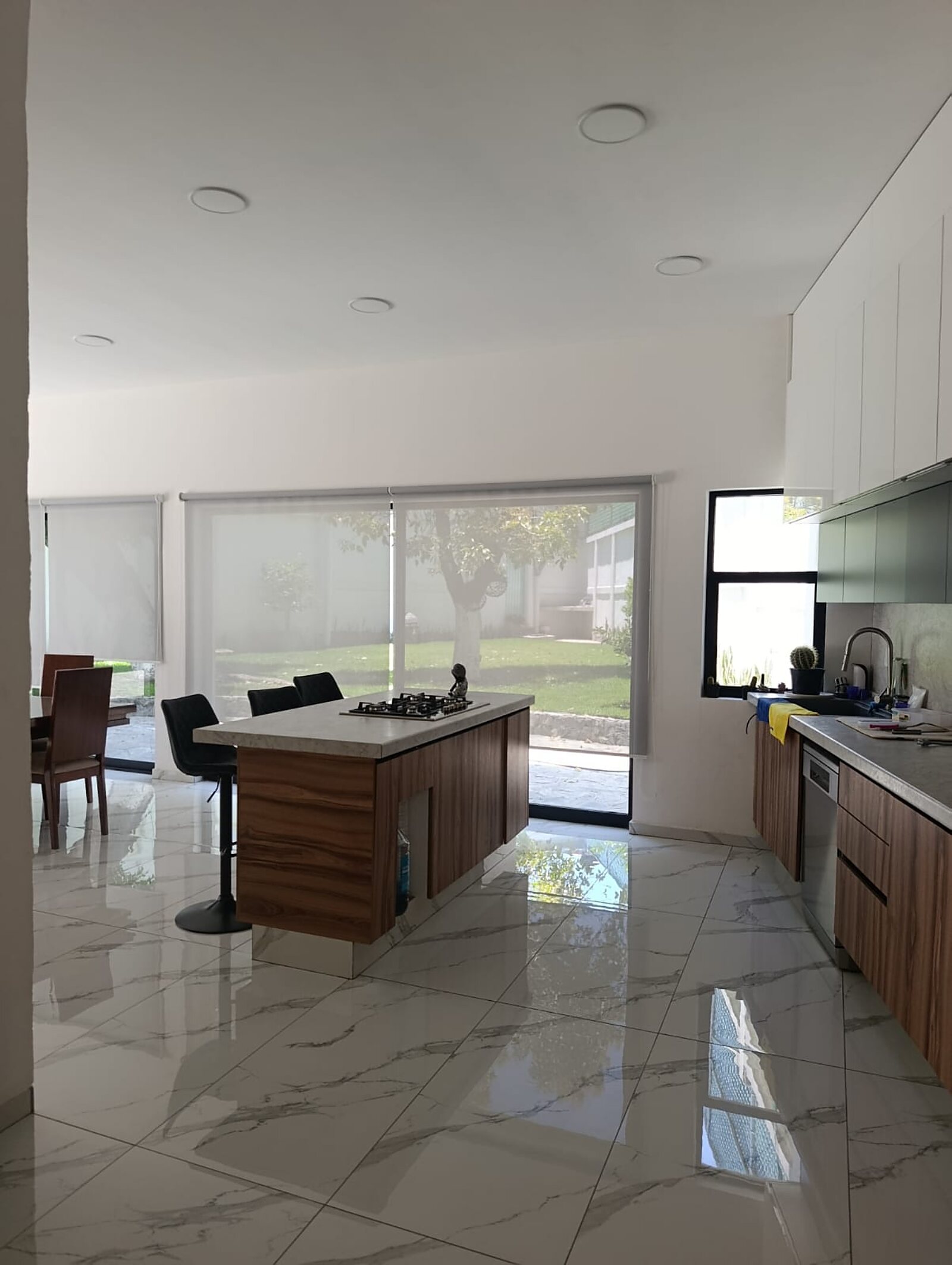 Cocina integral con acabados en madera