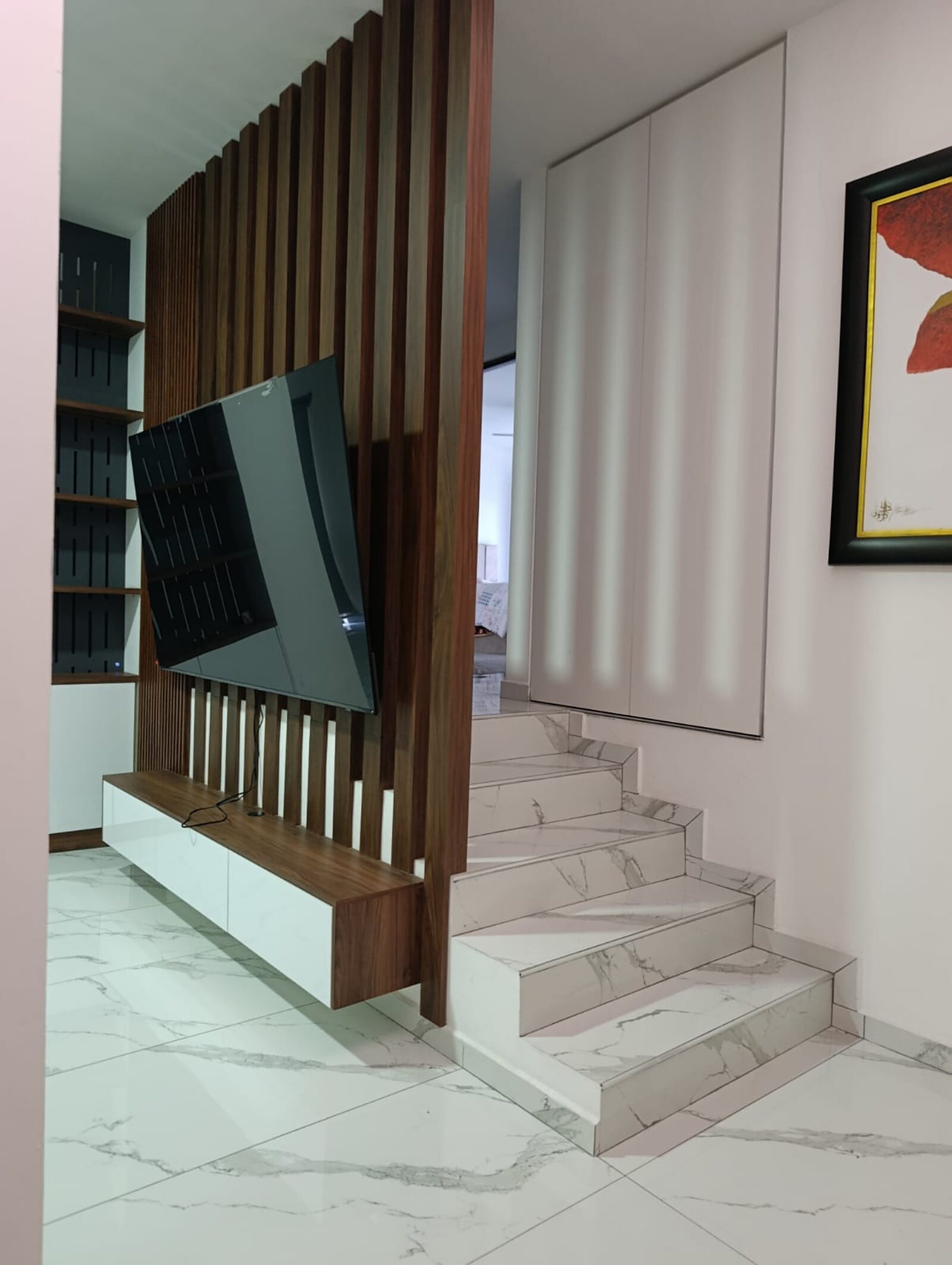 Escalera y mueble de TV — acabados CUMISA