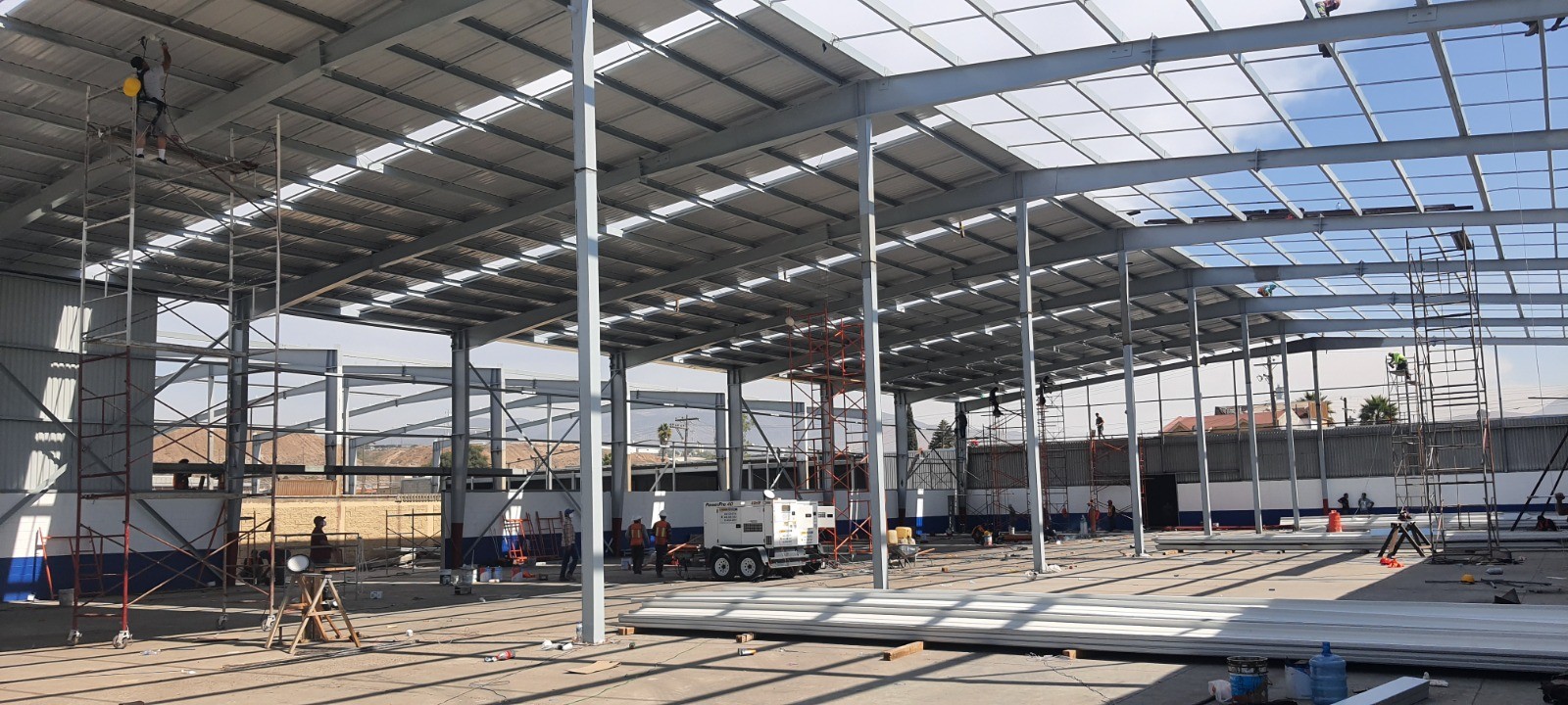 Colocación de cubierta — estructuras de acero CUMISA