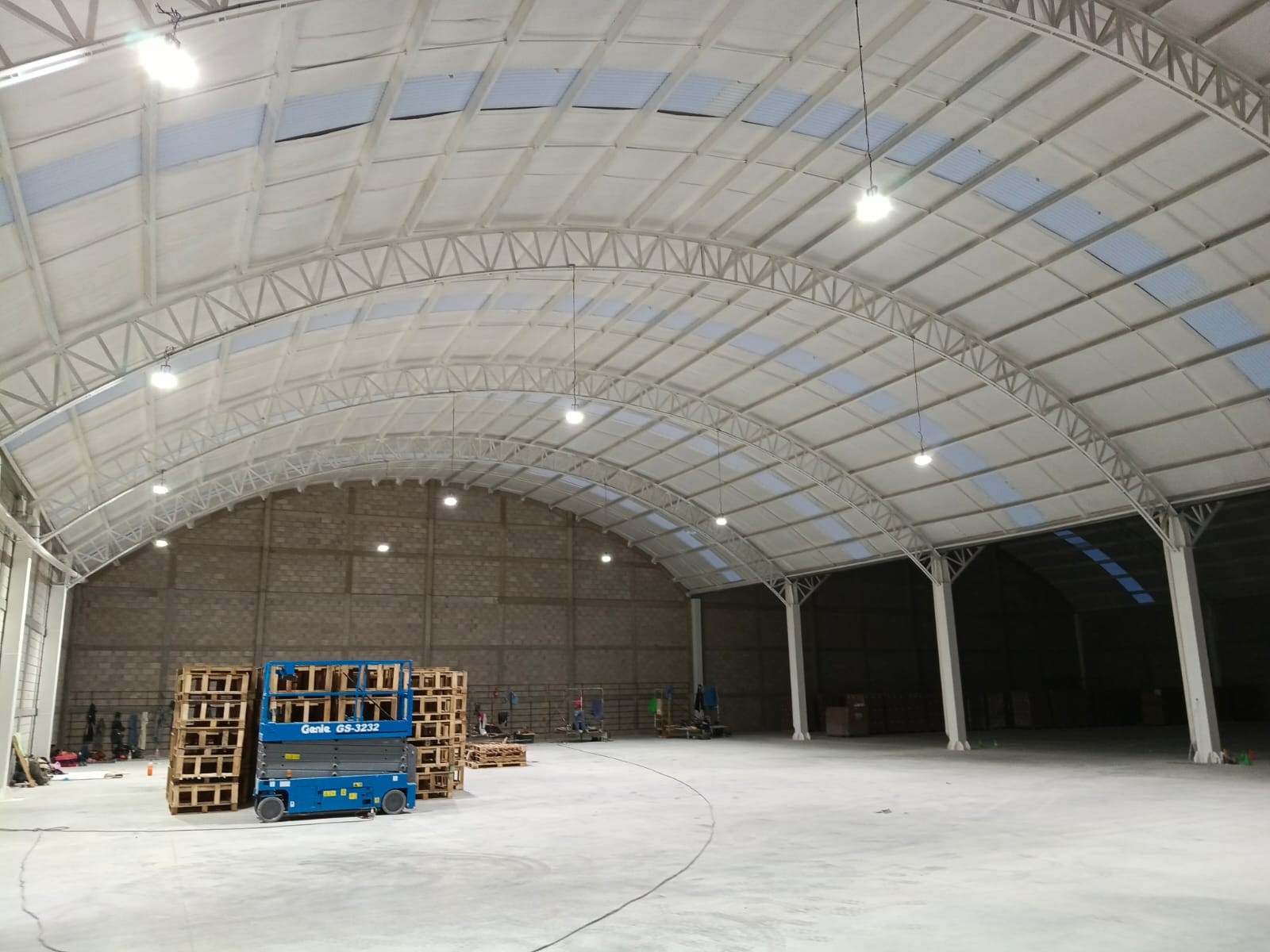 Nave con armaduras curvas — estructuras de acero CUMISA