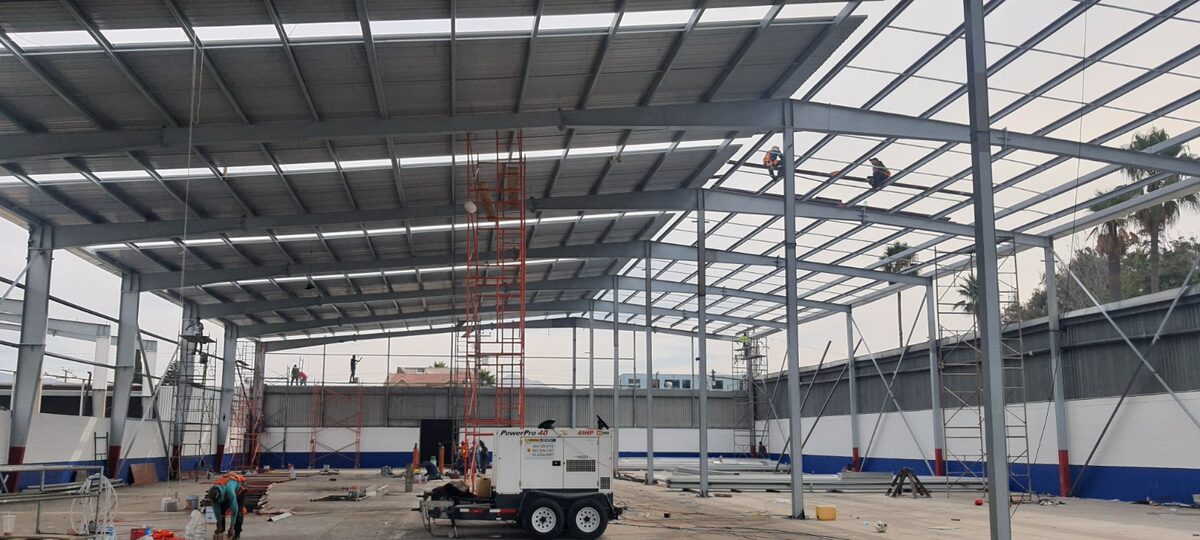 Estructura de acero de nave industrial en construcción