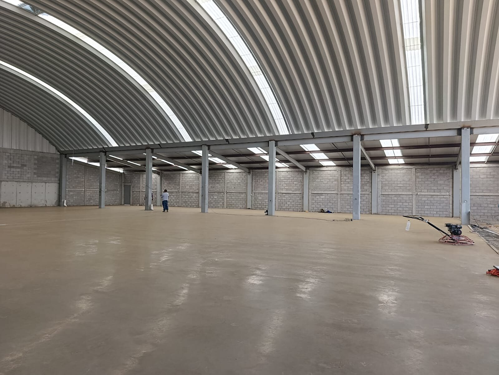 Nave industrial con arcotecho y firme de concreto pulido