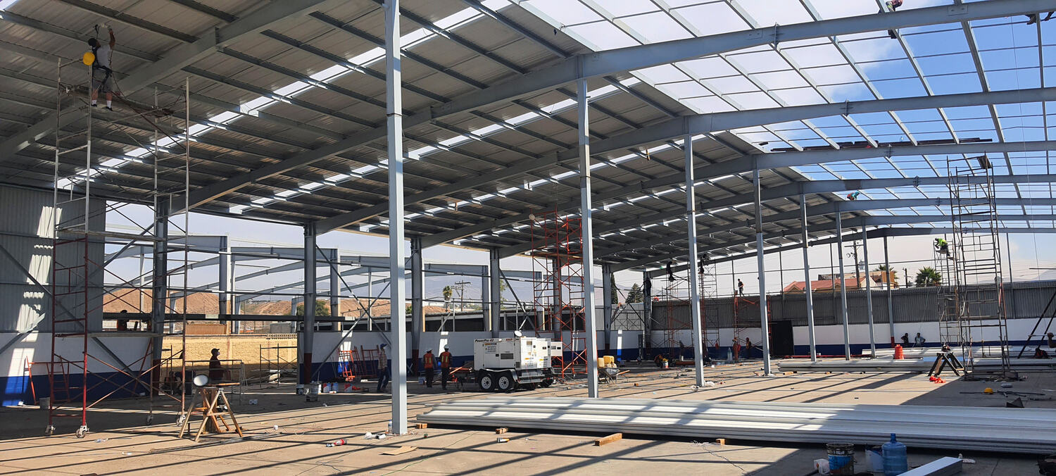Nave industrial en construcción con estructura de acero