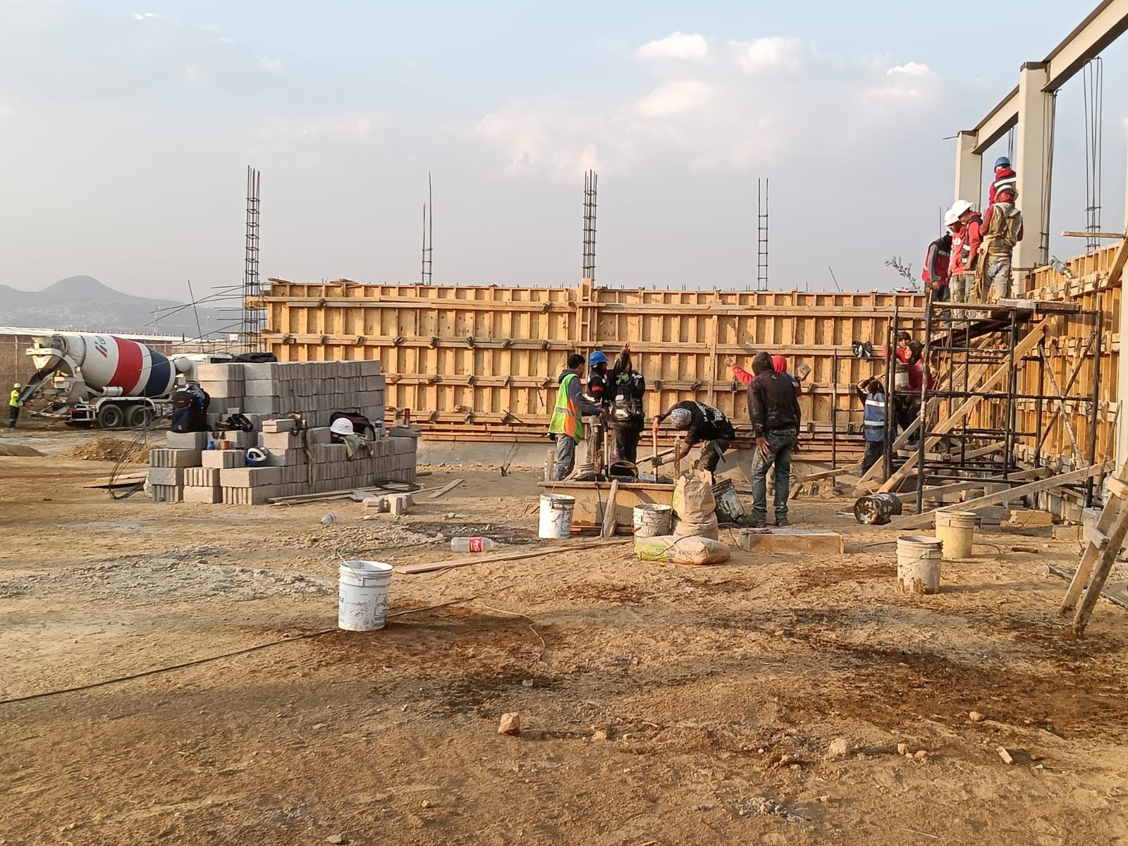 Cuadrillas en obra — obra civil CUMISA